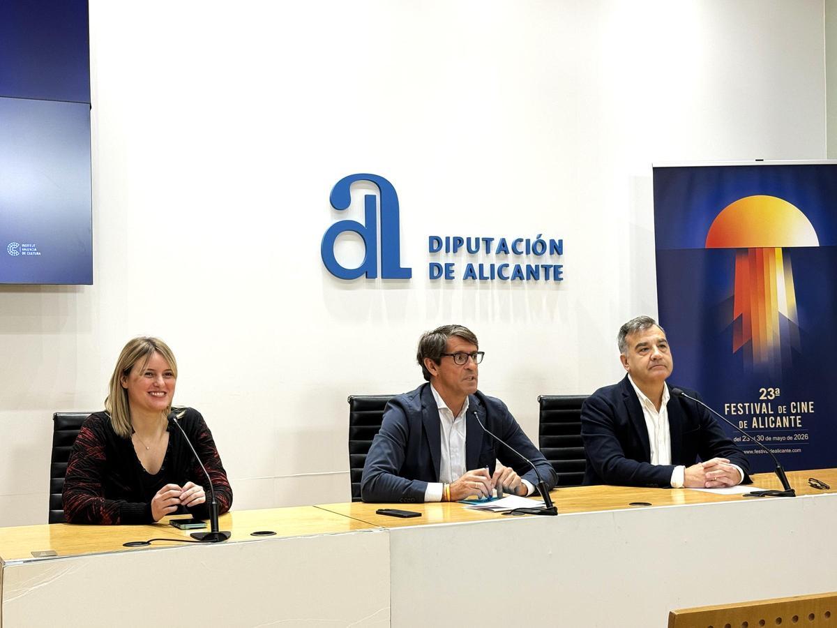 Rocío Baños López trabajando en un proyecto de diseño gráfico